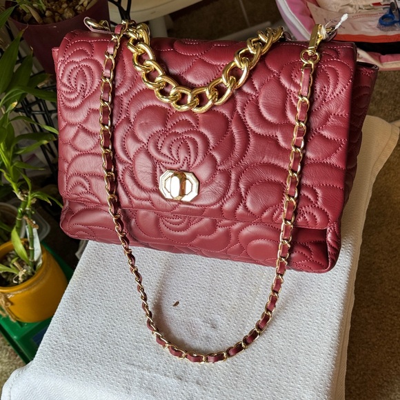 Chic Floral Quilted Shoulder Bag with Gold Chain - Picture 1 of 3